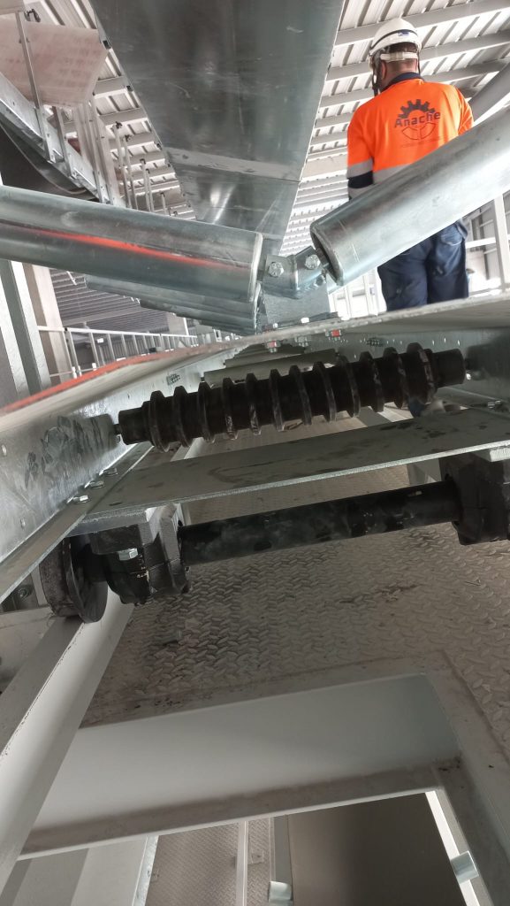 Montaje de cintas transportadoras en el proceso fundamental de instalación